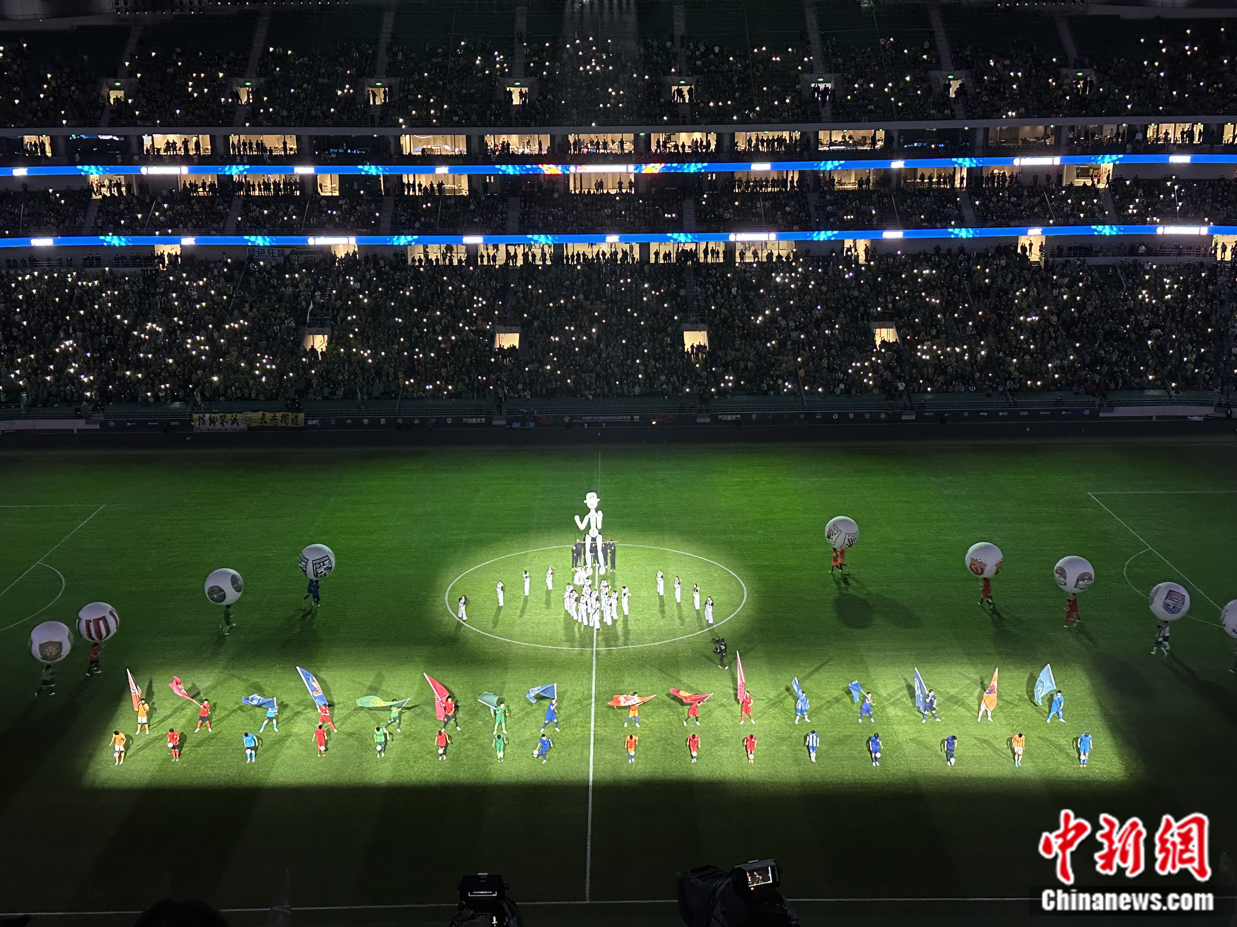 中国足球再出发：新工体回归点亮中超火爆开幕