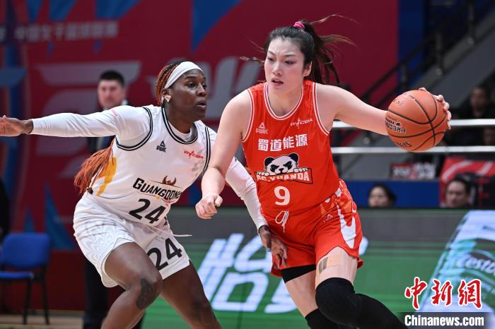 四川女篮在成都完成逆转击败东莞女篮，收获第