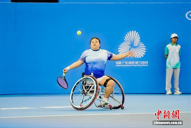 王紫莹在横琴国际网球中心完成强势逆转，夺得