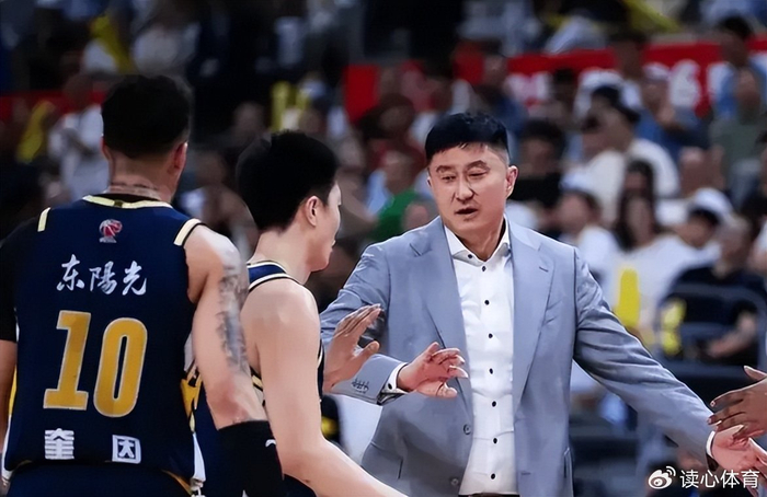 杜锋“隔行如隔山”引球迷反击，球员处境引争