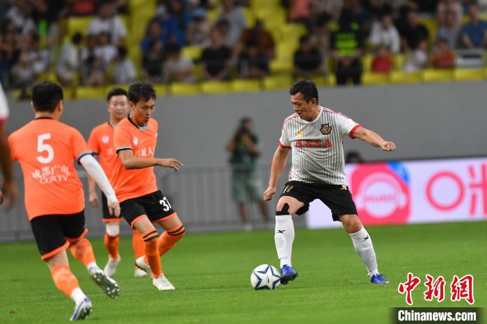 蓉港公益足球赛点燃成都热情 明星队与市民队