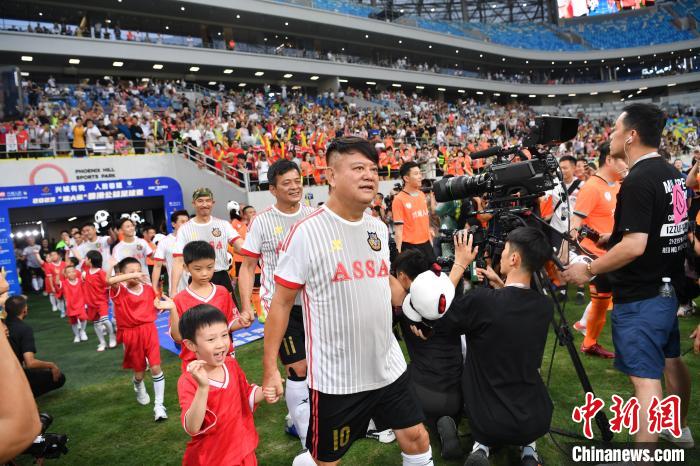 蓉港公益足球赛点燃成都热情 明星队与市民队