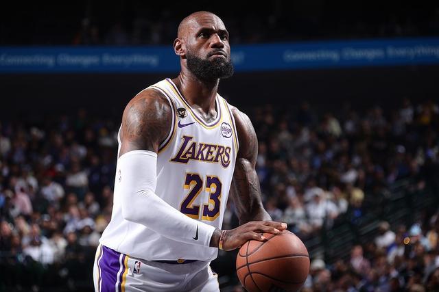 詹姆斯砍下准三双难救主 湖人不敌独行侠吞下失